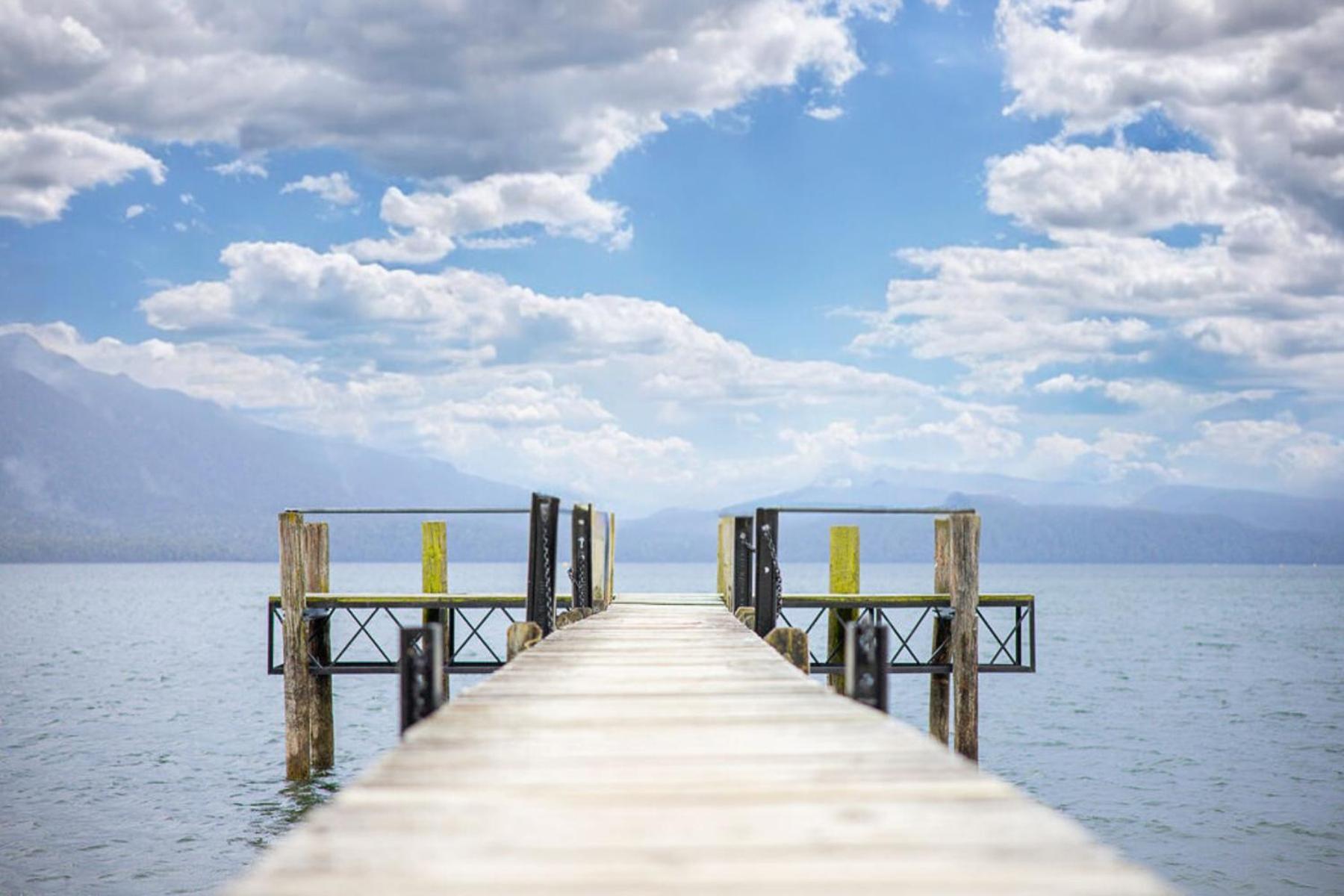 Tasman Holiday Parks - Te Anau Exterior foto The pier at the lake