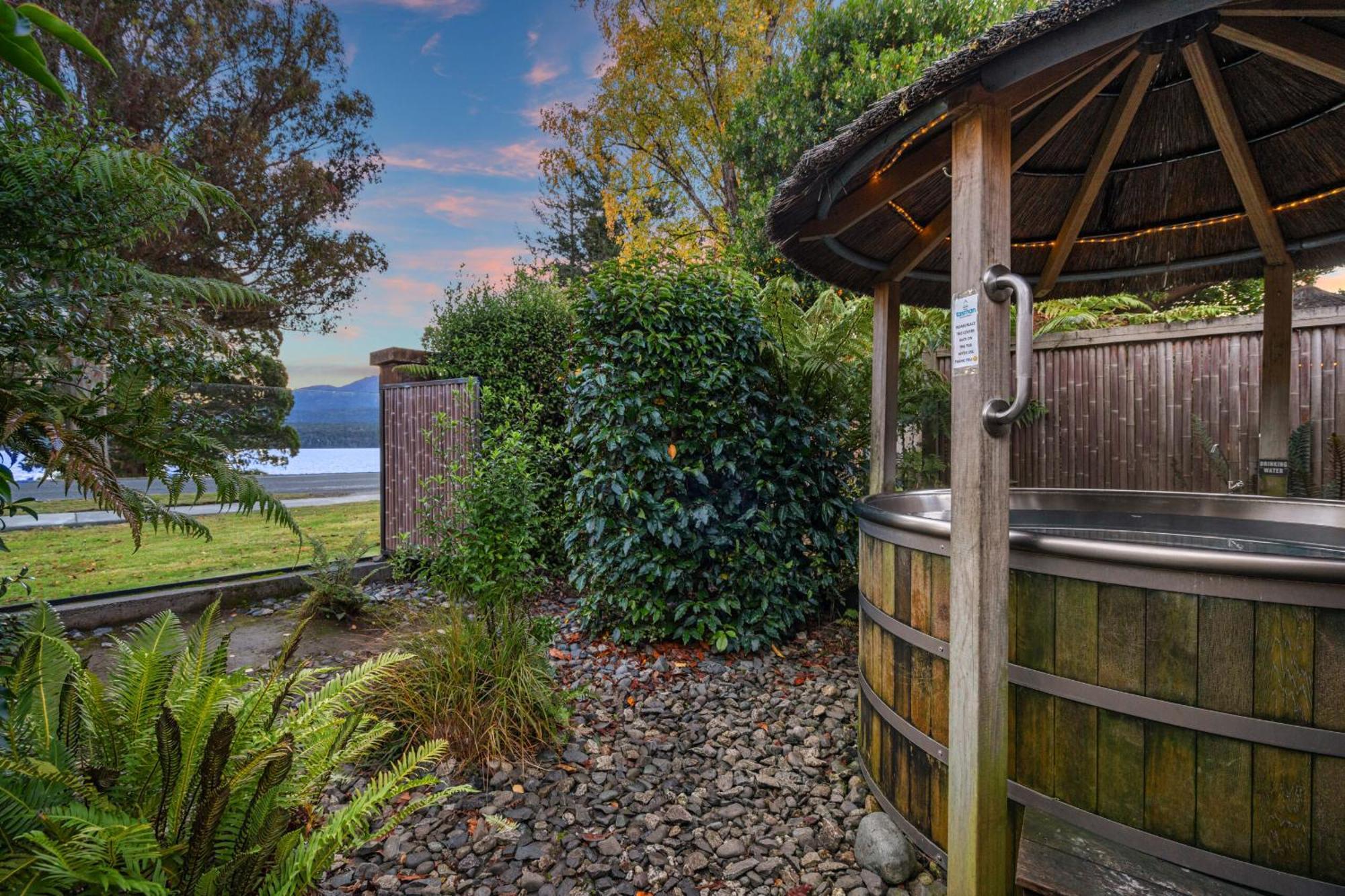 Tasman Holiday Parks - Te Anau Exterior foto Hot Tub at the Lake