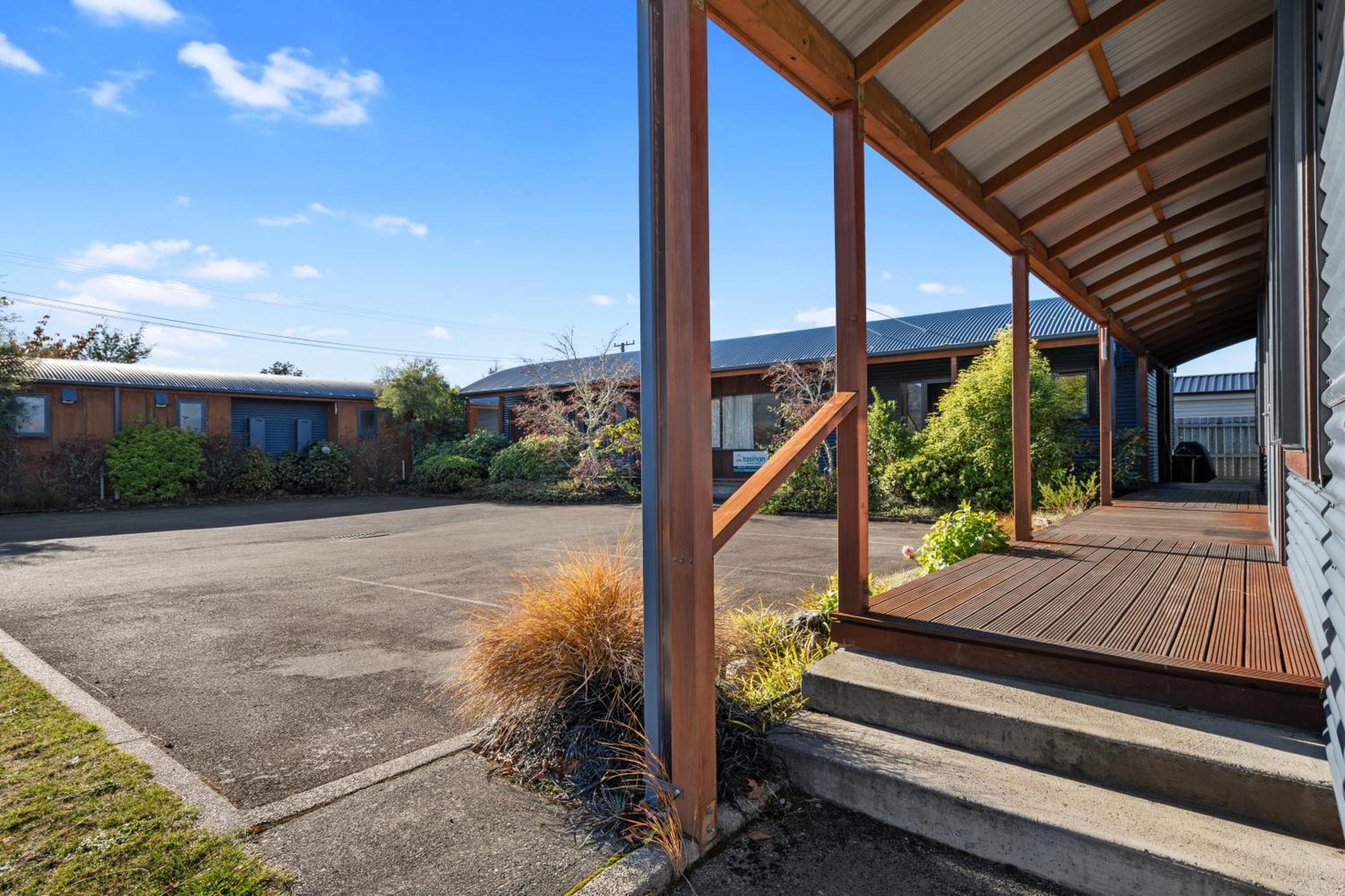 Tasman Holiday Parks - Te Anau Exterior foto The entrance to the motel