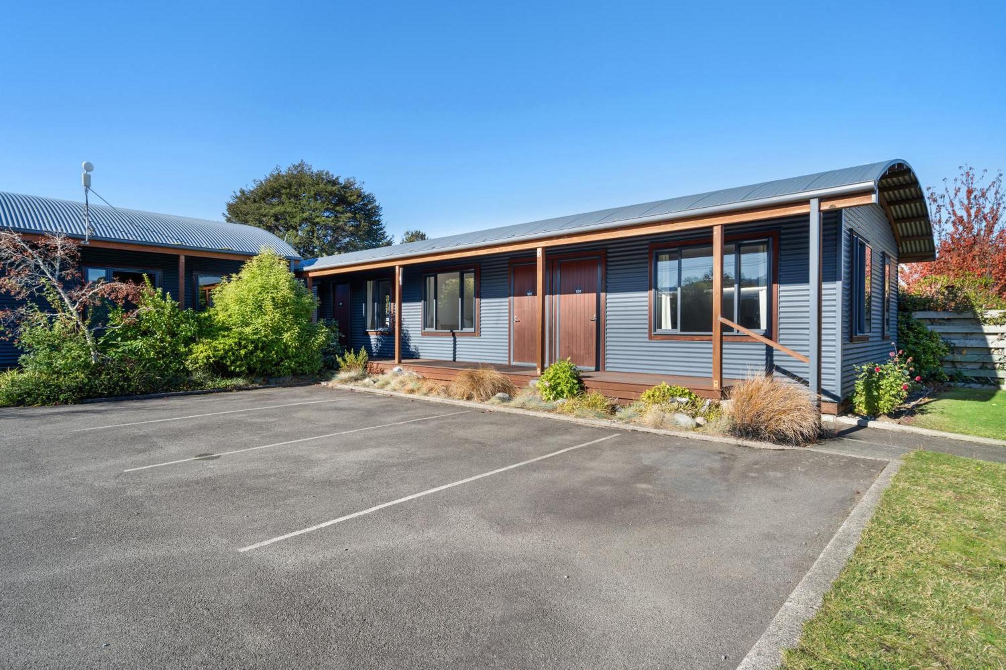 Tasman Holiday Parks - Te Anau Exterior foto The former station building at the station's current location